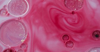 Boya kabarcığı akışı. Mermer sıvısı karışıyor. Girdap damlası yağı. Pembe parıltı çarpışması. Mat emülsiyon bileşeni. Dalgalı şerit spiral kıvrım etkisi.