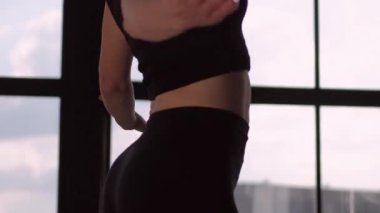 Kapalı alan sporu. Fitness eğitimi. Atletik kadın yoga eğitmeni, spor salonunda egzersiz antrenmanı, egzersiz, spor salonu..