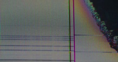 Kırık ekran. Hasarlı televizyon. Yanıp sönen arıza yüzeyindeki piksel renk çizgisi. Kırık odaklanmış soyut arkaplan bilgisayar monitörü.