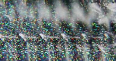 Konfeti örtüsü. Bulanık ışık. Renkli kırmızı, sarı, ışıl ışıl parçacıklar, ışık saçan mercekler, arka planda bokeh efektiyle yanıp sönüyor..