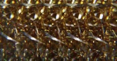 Bulanık parıltı parlaması. Parlak ışık. Parlak altın sarısı çok renkli parçacıklar. Soyut sanat arka planında hareket eden parlak mercek parlamaları..