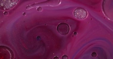 Mermer emülsiyonu. Boya akışı. Mat sıvı damla renk katmanı. Altın yağlı su parlıyor. Parıltı karışımı metamorfoz. Pigment genişleme dalgalı spiral.
