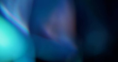 Odaklanmamış renk fişeği. Işıldayan tayf. Soyut aydınlatma gölgeleri. Kesişen ışınların etkisi. Atmosfer taşması girişi bulanıklaştırdı.