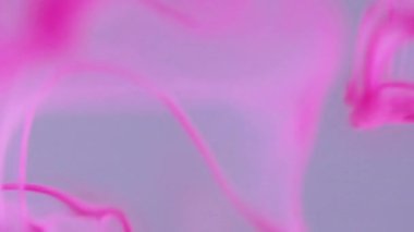 Çok renkli su. Işıl ışıl parlıyor. Parlayan sıvı. Modern beyaz sanatın soyut arka planında pembe grafik, parlak eğimli düşüş akışı.