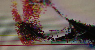 Analog parazit. Hasarlı televizyon. Siyah nokta bulanıklığı çatlak monitöre yayılır. Akıllı telefon bilgisayar tabletinin sorunlu cam yüzeyi.