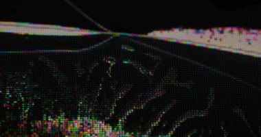 Bozuk televizyon. Kusurlu ekran. Cam dijital çözünmüş yüzeydeki çatlak piksel hatasıyla örtüşüyor. Bozuk işaret fişeği analog statik.