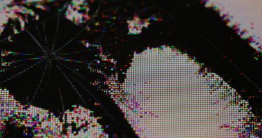 Kusurlu görüntü. Grunge pikseli. Kırık cam dijital yüzeyi olan ekran matris deformasyonu. Gökkuşağı sönmüş parlamasını üstüste koy.