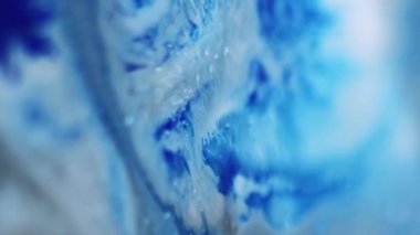 Dikey video. Boya sıçraması. Sıvı dökülmesi. Odaklanmamış mavi renk tahıl dokusu akrilik sıvı karışım damla dalga hareketi soyut sanat arkaplanı.