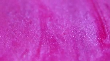 Jel duşu. Akışkan sanat. Parlayan pembe dalgalar denizkızı kozmetik harikalar yaratıyor. Modern soyut renkli arkaplanda akrilik boyaların karıştırılması.