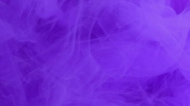 Pigment sisi. Mürekkep suyu girdabı. Bulanık mor, ışıl ışıl parlayan alev bulutu dokusu modern soyut sanat arka planına sıçrayan boya dalgası.