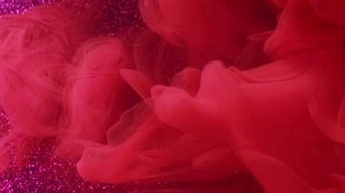 Köpüklü boya. Sigara içme sanatı. Suyun altında dönen renkli sis pigmenti. Soyut mor mürekkep arka planında parlak kırmızı turuncu.