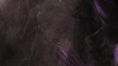 Parlak duman. Mürekkep suyu. Mor beyaz renk şeffaf sis deseni fantezi buhar parıldayan eğri koyu soyut arkaplan karışımı.