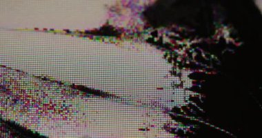 Hasarlı matris. Gürültülü objeler. Çarpışan siyah çatırtı akış arızası. Kırık TV yüzeyinin odaksız piksel cam dokusunu üstüste koy.