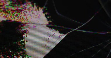 Kırık ekran. Çatlak arıza. Dağınık siyah gökkuşağı hasarlı yüzey dokusu. Eski monitör sorunu bozulmuş cam elektronik ekipmanları kaplıyor.