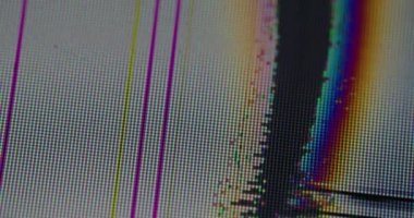 Hasarlı matris. Dijital gürültü. Kırılmış cam ekran çatalı ve parlak renk hatası. Dalgalı kusur genişleme siyah lekeler.