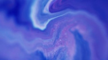 Dikey video. Mermer dökülmüş. Mürekkep damlası. Odaklanmamış pembe renkli ıslak emülsiyon karışık dalga akışı hareket damarları katman katman dokusu soyut sanat arkaplan.