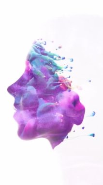 Dikey video. Gerçeküstü bir portre. Ruhani evren. Kadın kafasında renkli boya girdabı var. Siluet, beyaz üzerine izole edilmiş..