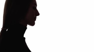 Vücut sıvısı. Su dengesi. Beyaz boş arkaplanda izole edilmiş bir şekilde bir bardak mineral içeceği alan rahat bir kadının koyu renk kontrast profili silueti.