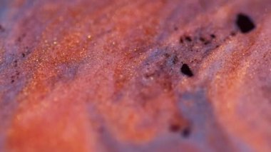 Parlak akış dokusu. Parlak sıvı sıvı. Bulanık kırmızı renk gradyanı parlak renk hareketi koyu soyut sanat arka planında dalgalanma.