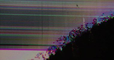 VHS sesi. Hasarlı televizyon. Analog statik objenin renk ekran ızgarası bozulmuş. Kırık cam yüzey görüntüsü, parlak siyah noktalı.