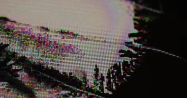 Kırık ekran. Grunge pikseli. Cam dijital yüzeyde arıza olan bir matris TV deformasyonu göster. Gökkuşağı sönmüş parlamasını üstüste koy.
