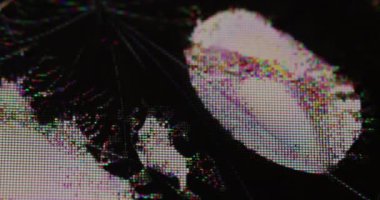 Hasarlı matris. Kusurlu görünüm. Dalgalı siyah sıvı kum taneli cam ekran yüzeyine yayıldı. Kötü gösteri LCD televizyon akıllı telefon bilgisayarı.