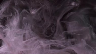 Parıltı sıçrıyor. Renk dumanı. Boya suyu sıçraması. Ateş alevi. Kozmik yıldız tozu. Esmer, parlak, soyut sanat arka planında beyaz, parlayan buhar dokusu..