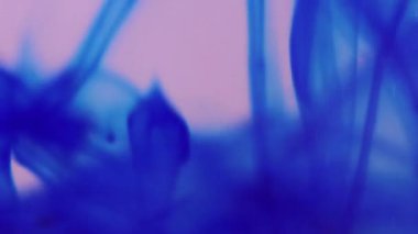 Boya suyu akışı. Soyut düşüş. Mavi pastel renklerin karıştırılması sanatın pembe arka planında fırça darbesi detayları.