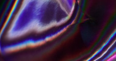 Parlak folyo. Renk karışımı. Metalik dalgalanma etkisi. Dekoratif hologram gökkuşağı arkaplanı. Yakın çekim düzensiz doku, ani renk değişimi. Holografik alev sıvısı.