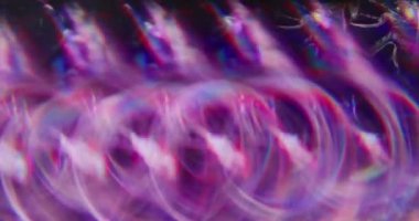 Lens fişeği. Bulanık ışık. Çok renkli mor parçacıklar şeffaf parlak sabunlu daireler konfetisi soyut ışıltılı arka planı açıyor.