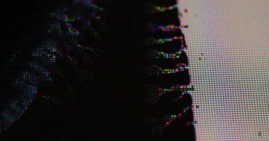 Kusurlu ekran. Analog parazit. Grunge mürekkebi ızgaraya dökülür. LCD parıldayan renk yüzeyi. Odaklanmamış kusurlu dijital arızayı göster.