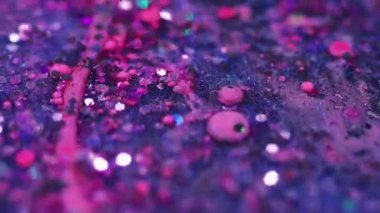 Kabarcık emülsiyonu. Köpüklü yağ damlası. Mor, pembe, parlak, pullu partiküller. Sıvı, sıvı, sıvı, akışkan, soyut sanat arkaplanı. Bokeh ışıklarıyla..