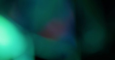 Bulanık renk parlatıcısı. Palet taştı. Parıldayan ışın gökkuşağı prizması. Soğuk, ılık, yumuşak gölge parlayan bulanıklık. Yumuşak kayan ışık.