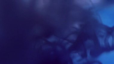 Duman yapısı. Kusursuz bir doku. Suyu buharlaştıran siyah buharlı sprey soğuk sis sıcak buhar sis efekti sanat mavisi soyut arka planda.