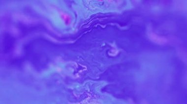Boya sızıntısı. Parıldayan sıvı dökülmüş. Odaklanmamış mavi pembe renk ışıltılı doku sıvı akış hareketi soyut sanat arkaplanı.