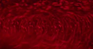 Odaklanamayan titreşimler. Görüntü pırıl pırıl. Yeşil kırmızı çoklu renk parçacıkları soyut bokeh ışık arkaplanı üzerinde hareket eden parlak ışın.