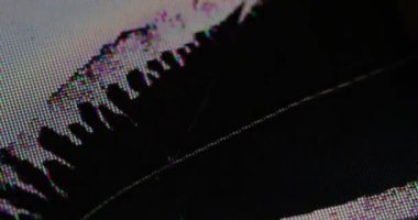 Çatlak ekran. Kırık matris. Hasarlı cam yüzey akıllı telefon LCD TV bilgisayarında siyah sıvı sızıntısı. Odaklanmamış hata dokusu.