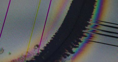 Analog parazit. Arıza şebekesi. Bulanık dalgalı siyah sıvı tanecikli bozulma ekranına yayılıyor. Kırık piksel dokusunun gökkuşağı parıltısı.