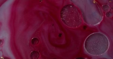 Boya sarmalı akışı. Sıvı sim. Renk kıvrımı akışı. Dönüşümlü yağ damlası. Bileşen yoğunluk jel tozunu karıştırıyorum. Mermer efekt pembe makro merkezkaç.