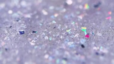 Parıldayan dalga. Parlak jel dokusu. Bulanık holografik pullu parçacıklar şeffaf ıslak parlatıcı akışkan hareketli soyut sanat arka planı ve bokeh ışıkları.