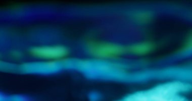 Bokeh parlıyor. Renk karışımı. Sihirli aşırı mavi spektrum. Metalik parlak bozulma ve hipnotik yer değiştirme gölgesi. Fantezi bulanık figür parlar.