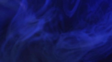 Buhar dalgası. Boya suyu sıçraması. Odaklanmamış mavi renkli, parlayan toz parçacıkları koyu siyah soyut sanat arka planında yüzen sis dokusu..