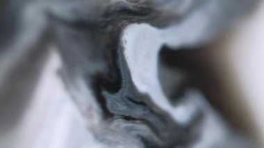 Boya damlası. Sıvı karışımı. Odaksız siyah beyaz akrilik emülsiyon karışık dalga akış mermer desen soyut sanat arka planı.