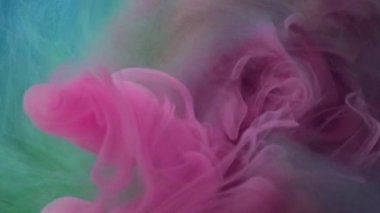 Bulutlar buharlaşıyor. Yoğun sanat soyut arka planında canlı beyaz, pembe, parlak yeşil renklerde dramatik duman ve sis..