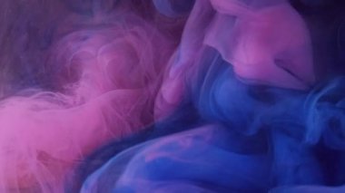 Renk karışımı. Kozmetik sıçrama. Sanat tasarımı. Yavaş akışında turuncu pembe desen bulanık modern parlak soyut arka planda birbirine karışır.