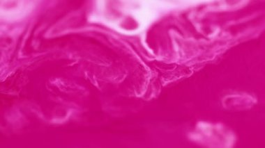 Akrilik akış. Sıvı mermer dokusu. Bulanık beyaz pembe renkli girdap katmanları mürekkep damlaları parlak parıltılı yüzeyli soyut sanat eserlerine dökülüyor..