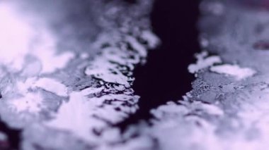 Enamel dokusu. Boya sıvısı dökülmüş. Odaklanmamış siyah beyaz renk lekesi akrilik boya pigmenti sıçrama emülsiyon sıvısı sızıntısı hareket soyut sanat arkaplanı.
