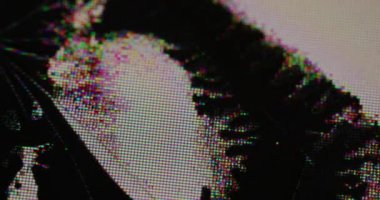 Dijital gürültü. Ekran hasarı. Statik objelerde siyah çatlak piksel çözünmüş doku. Bozuk teknoloji arkaplan hatası.