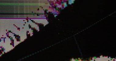 Çatlak ekran. Dijital arıza. Gökkuşağı piksellerinin gürültüsüyle bulanık görüntü dokusu. Siyah kısmi doldurma hatası.