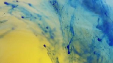 Boya karışımı. Sis girdabı. Odaklanmamış mavi sarı renk parlayan sis dokusu dönen dalga hareket eden soyut sanat arkaplanını ortaya çıkarıyor.